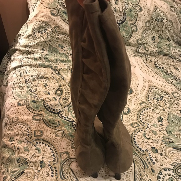 Gray boots with heel - Picture 4 of 7